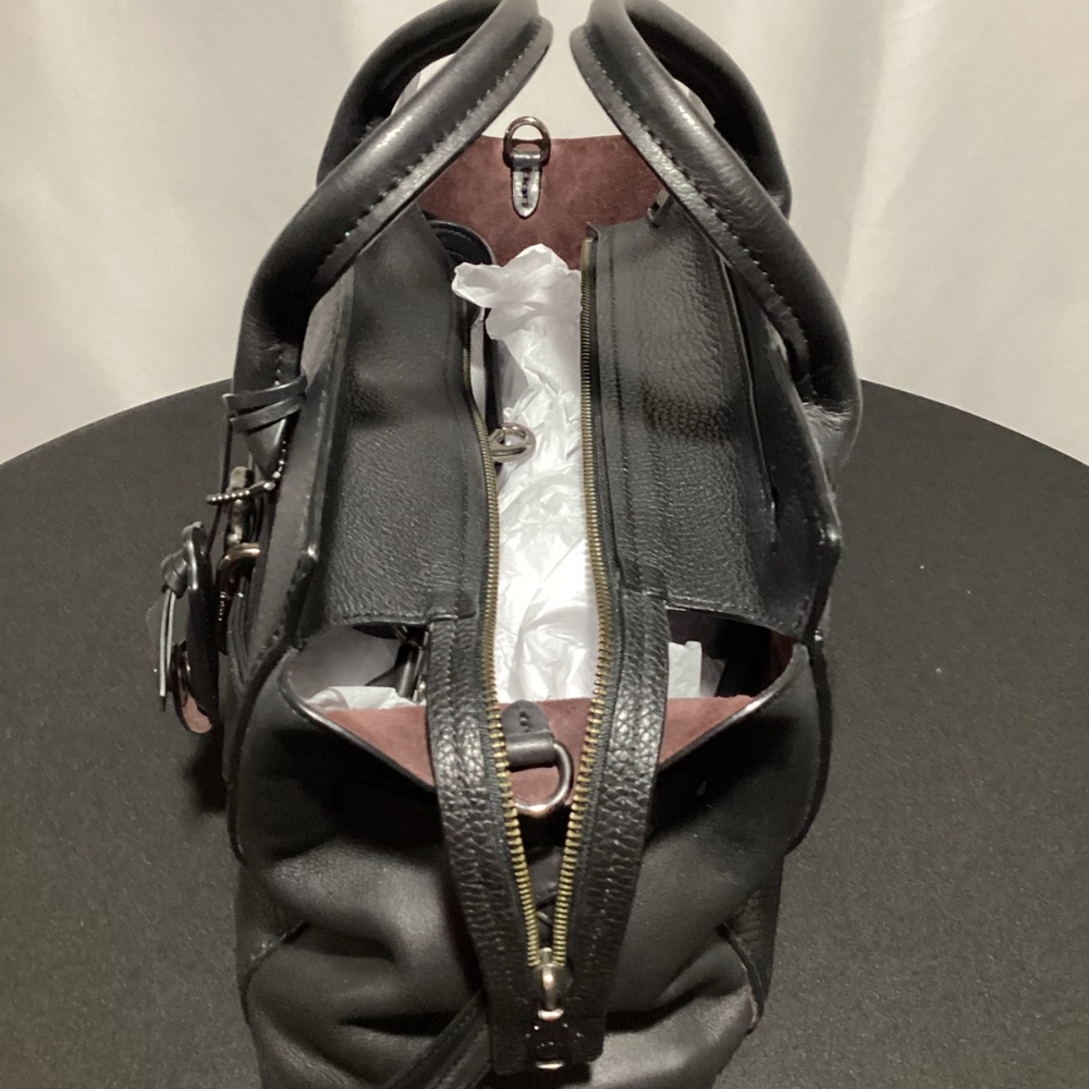 Elegant Black Leather Handbag - Picture 8 of 15